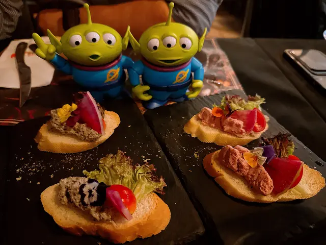 黑松露蟹肉多士同鵝肝醬多士。黑松露醬同蟹肉balance得好好,唔會好似坊間好多黑松露菜式咁所有材料都俾黑松露搶哂味。鵝肝都十分和味