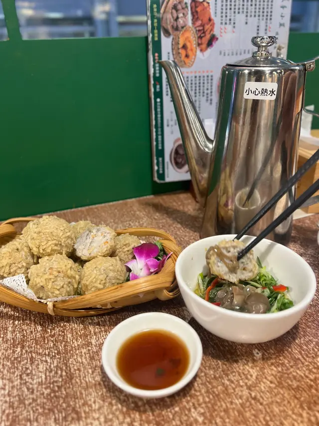 酥炸鯪魚球（配蜆蚧）