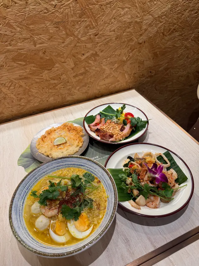 佐敦「泰簡」@泰简香港缅甸餐厅 ！
巷仔裡頭嘅泰國小廚房～🇹🇭

✨海鮮魚湯米粉 ～ 每日新鮮熬製，湯底奶白，鮮甜到唔使落味精！（個湯真係飲得晒！）
✨炭燒豬頸肉 ～ 炭火香十足，外脆內軟，
食落juicy💦（炭香焦邊係精髓）
✨金不換辣炒魷魚蝦 ～ 鑊氣十足！香辣惹味，送酒送飯都咁正🍻（香辣過癮）

夜麻麻唔知食咩？嚟呢度喚醒味蕾啦！

📍泰簡 (佐敦)
🚇地址: 香港佐敦廟街273-285號寶發大廈地下5號舖
☎️電話: +852 54865066 

#泰简#香港泰式缅甸餐厅#香港缅甸菜