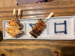 只碟好靓系佢哋个招牌图案 ,燃烧鸡翼暂时系我食过数一数二最好味嘅鸡翼,如果钟意食蒜头嘅建议试吓猪肉蒜头卷