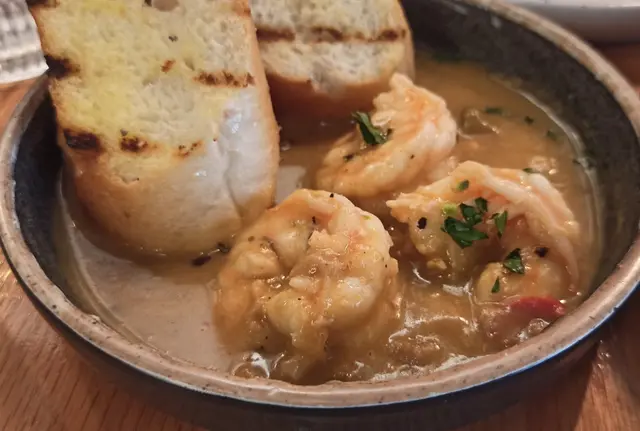 前菜：奶油卡宴焗蝦配香蒜包