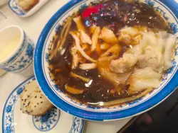 酸辣雞絲搭雲吞生煎包套餐