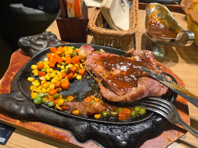 好耐無寫食評，估唔倒今次係難食到唔寫唔得！

主打扒餐，招牌鐵板肉眼牛扒完全一啲牛味都無，仲差過茶記，完全唔知道自己食緊啲咩！垃圾中的垃圾，竟然要$158(未計加一）仲自稱紐西蘭牛扒，紐西蘭牛扒邊有可能咁難食！

羅宋湯好稀…料唔多，一啲都唔濃郁

檸檬茶無茶味，好似飲糖水咁

唯一好少少係薯條另上……

今餐真係好應節，嚇鬼死你咁難食