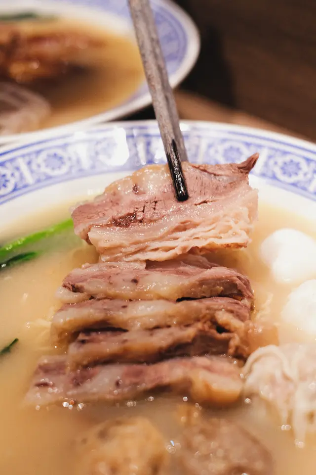 三拼 - 招牌櫻花蝦雲吞+秘制慢煮牛腩拼牛筋幼麵