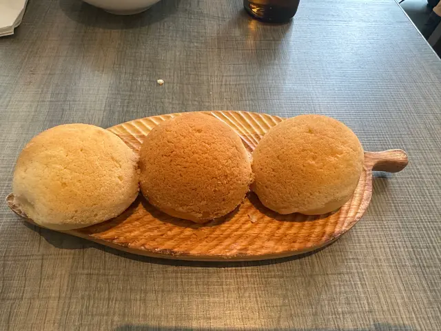 環境舒適，點心賣相可愛，適合拍照打卡留念。食物質素一般，做會員可以送金魚點心或鴨舌檸檬茶一杯，限時優惠做會員點心半價。個人最喜歡老香黃雪山包即係叉燒包🤭和鳳梨雀仔。最唔鍾意係沙茶醬牛肉蟹黃麵，唔值，會失望！如果換coupon記得叫服務員手寫落單，因為自己用手機落單扣唔到coupon要俾錢㗎！