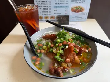 猪扒麻酸辣米线 冻柠茶