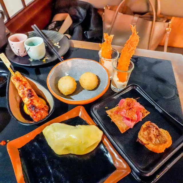 脆炸貓山王, D24榴槤, 免治雞肉棒, 士多啤梨南蠻醬配吉列炸蝦杯, 吞拿魚粒牛油果脆魚片, 厚切鵝肝多士