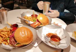 厚切煙肉漢堡，牛扒漢堡跟薯條飲品套餐