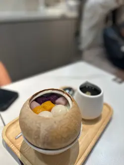 椰皇燉蛋白配湯圓芋圓(芝麻糊)