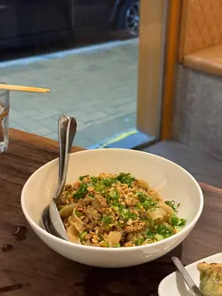 擔擔肉碎波浪麵