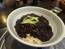 韩式海鲜炸酱面