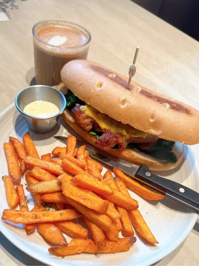 芝士菠菜蘑菇雞扒 Bakehouse Focaccia 1* 蕃薯條 佐 刁草檸檬蛋黃醬