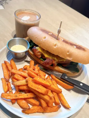 芝士菠菜蘑菇鸡扒 Bakehouse Focaccia 1* 蕃薯条 佐 刁草柠檬蛋黄酱