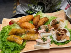 這款餐點賣相好
份量也充足,但裏便只有蔗蝦,算是好吃
腸粉幾乎沒有味道,蝦片已經被醬汁沾得超級淋,很難吃
雞翼就正常發揮