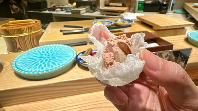 鵝肝米紙,香脆米子和軟滑鵝肝形成強烈嘅對比~🥰