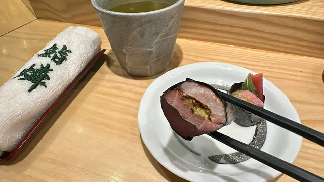 集大、中拖羅和赤身於一身的拖羅三重奏,
用紫菜包着三兄弟,搭配紫蘇葉、芥末、蔥花,
油香滿溢~🥰🥰👍🏻