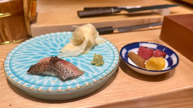 秋冬季節是味道最佳的時節。😈
魚皮輕微炙燒過,以逼出油脂,及增加魚肉的香氣,
配上店家特調麵豉醬,鮮甜味美。😇