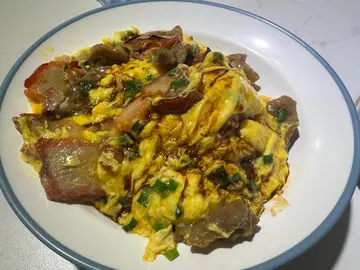 蔥花滑蛋牛肉叉燒飯