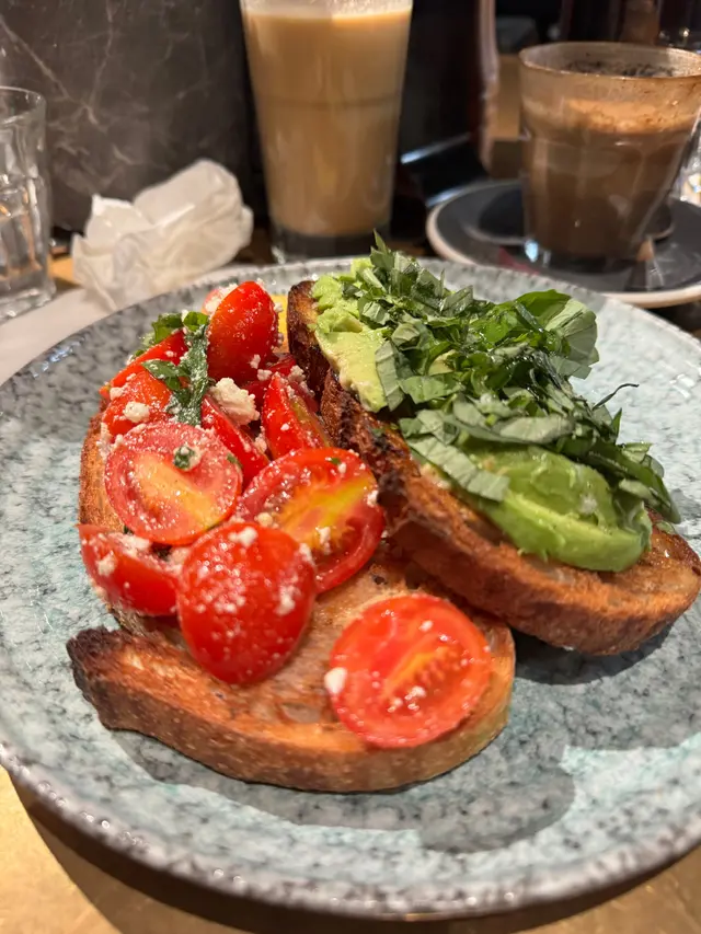 half and half 牛油果番茄三文治