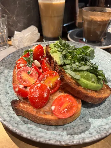 half and half  牛油果番茄三文治