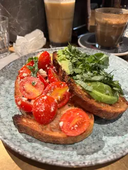 half and half  牛油果番茄三文治