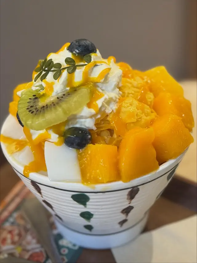 芒果份量足料，雪花冰面頭鋪滿芒果
入面有椰凍、藍莓同奇異果，好鮮甜
雪花冰口感綿滑，入口即溶