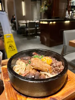 秋菌鹅肝石头锅饭