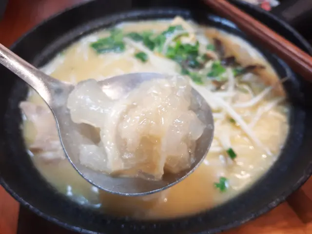 招牌花膠滑雞絲米線