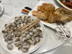 豉椒瀨尿蝦及鹽焗海螺,是送酒必備頭盤,瀨尿蝦大隻的話,可以一人半隻。