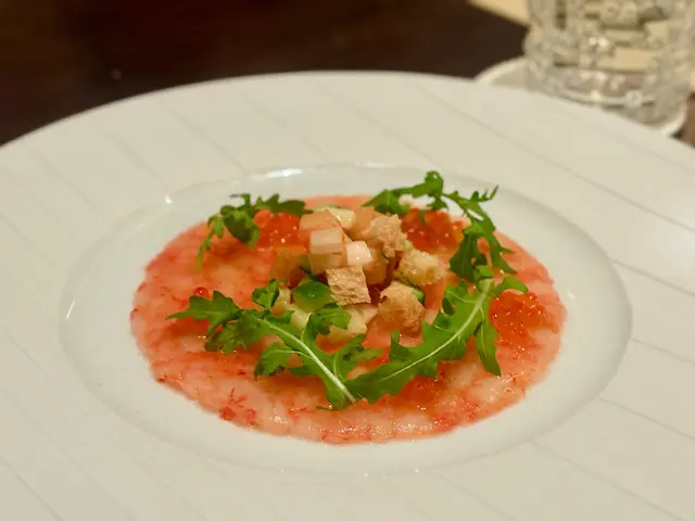 西西里生红虾薄片配面包沙律及三文鱼籽