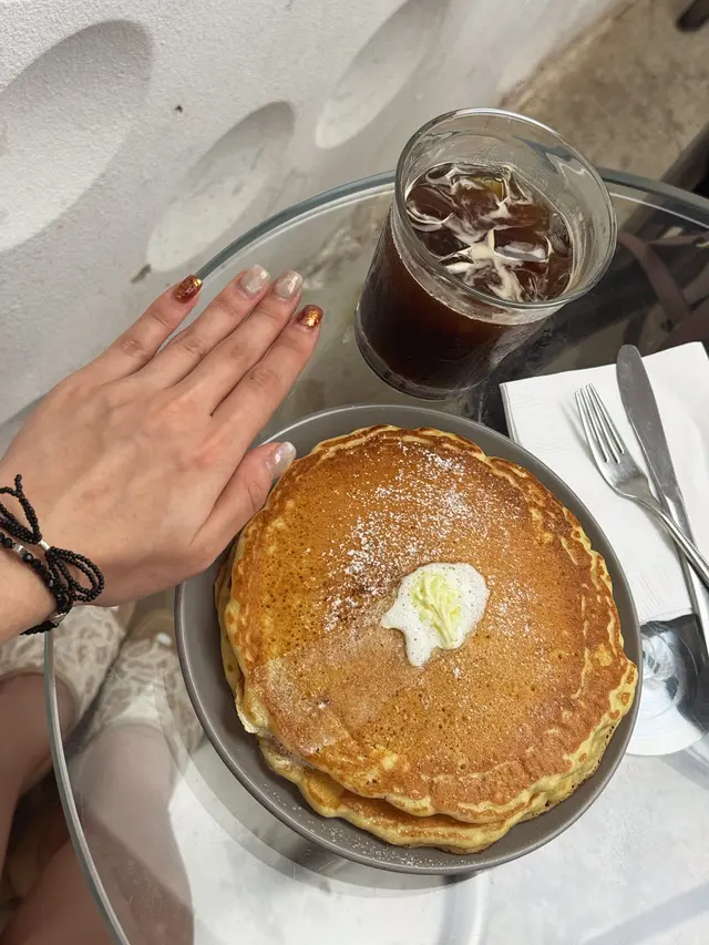 班戟即叫即做, 一份有兩塊
比成人的臉還大
熱辣辣，口感鬆軟，麵粉很香
而且性價比極高!
只售$58就可以在中環的咖啡廳吃到這麼高質的班戟