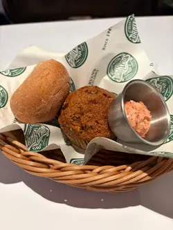 海港城價錢算中上嘅餐廳

今次消費係用咗海港城折扣現金券所以價錢平接近一半,晚餐叫咗佢個豬肋骨朋友就叫咗麵豉醬比目魚
豬肋骨對比起以前冇咁好食,以前佢係好容易用刀就令到佢骨肉分離,但依家係勁難切,但整體嚟講個味道係好唔錯嘅,佢個調味做得好好,以前佢就會配番薯條嘅但而家如果套餐嘅話就變咗冇得揀一定要食薯條$3xx
朋友嘅比目魚試咗少少都好入味好夠滑,但我認為價錢就略為貴$2xx
至於甜品我就叫咗芝士蛋糕,都幾好食,佢個餅底做得幾好