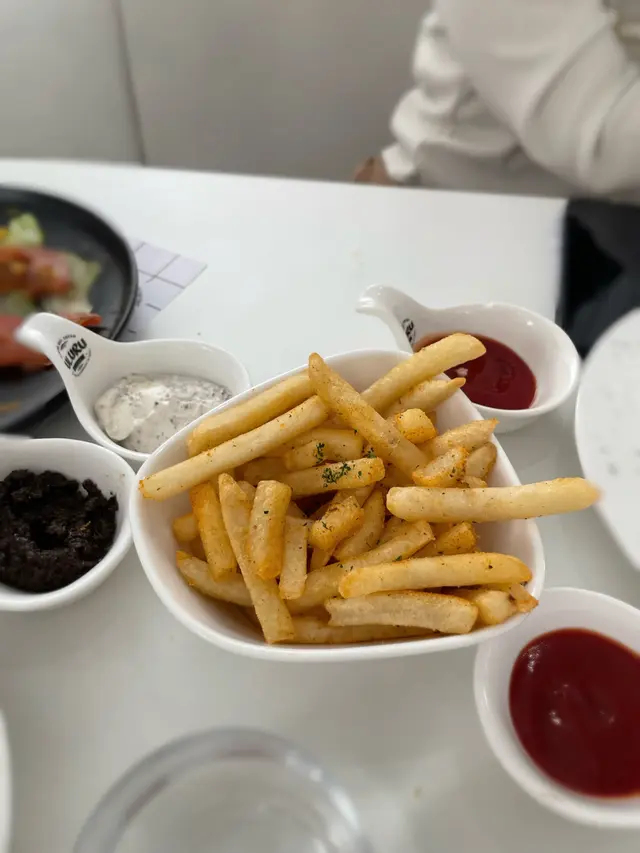 炸香脆粗直薯條配黑松露醬