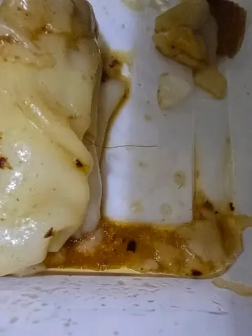 牛腩腸粉有條毛夾在中間