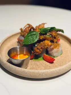 脆炸软壳蟹米纸卷配牛油果酱