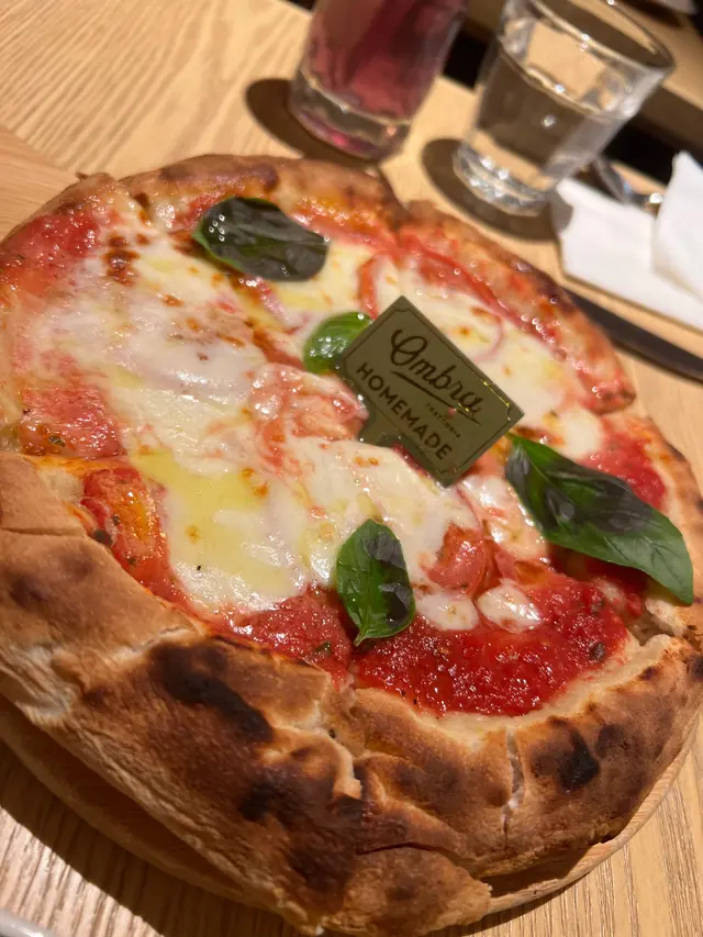 這個午餐pizza size 細細，但份量十足，芝士濃厚，最喜歡他的脆口燶邊，最緊要趁熱食，芝士有拉絲！