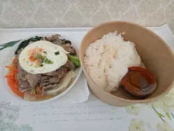 烤豬肉/烤牛肉拌飯 ，有幾塊烤肉 ，肉味帶甜， 還有一隻煎蛋，伴菜紅蘿蔔絲，翠玉瓜和波菜。
甜辣酱用盒另上，很貼心!