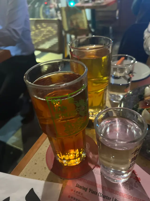 鸡尾酒用普通茶餐厅杯装，没有花巧，正宗香港经典味道。