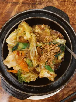 炒菜看似简单，但是一定要有镬气，一上枱渣渣声，马拉盏嘅香味已经飘到我鼻上去，香味浓郁，食落口蔬菜不太咸，但又好浓烈嘅马拉盏味道，再配上鲜甜的蔬菜，爽口美味。