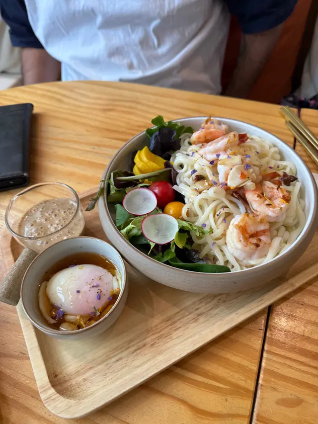 麻醬溫泉蛋冷烏冬拼大蝦蝦