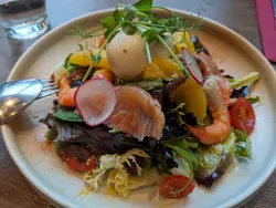 烟三文鱼海虾半熟蛋沙律