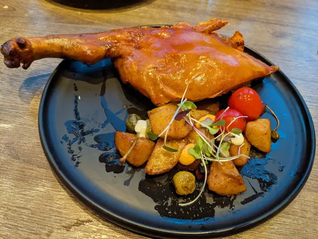 烤乳豬配紅甜椒堅果醬水欖車厘茄薯仔