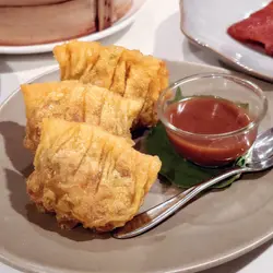 🐑香葱牛肉角，其实用饺皮包住牛肉球炸。牛肉球内有葱、芫荽、马蹄，调味恰到好处。记得点埋旁边嘅牛肉汁一齐食，牛味100分爆发