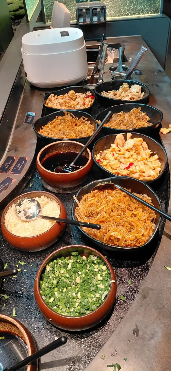 開胃小食，首選是脆辣魚皮，少許辣，開胃醒神。