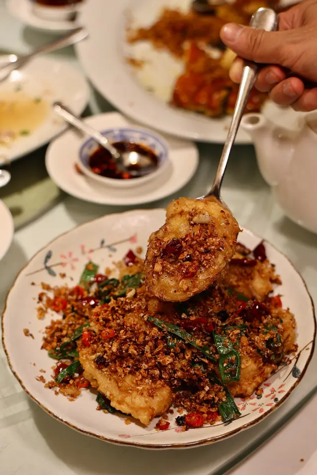 將蝦膠釀入茄子入面，炸得外脆內滑，面頭係勁多辣香蒜香🍆