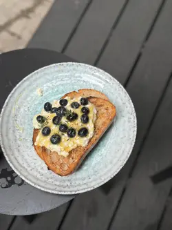 Toast 鬆脆可口，配上新鮮藍莓，口感配合￼