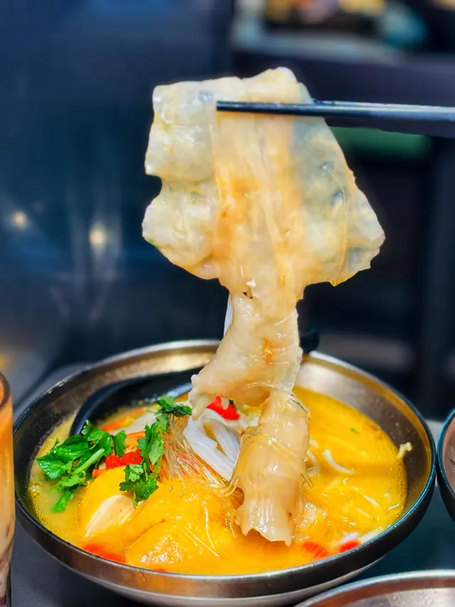 花膠雞阿媽足料雞湯米線