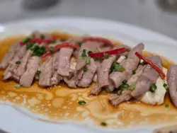 呢个咸香嘅猪肉同清淡嘅豆腐味道系夹嘅，可以互相平衡。不过虾酱嘅味道太突出，搞到食唔出猪肉同豆腐本身嘅鲜味。咁讲啦，佢又唔系整得差，只系我觉得未算系一道出色嘅菜式，试下无妨。