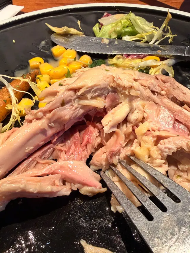 老實講句 都叫做係街坊幫襯咗成五六年 近年退步都不在話下，但見係小店，價錢尚算合理，都有去支持。但今天既遭遇，真係令我無法接受⋯⋯今日下午茶去食慢煮雞髀，都明白雞慢煮起上嚟係會有少少紅色，但今天呢個直頭有血。想話可唔可以幫手翻一翻熱。首先員工百般阻撓，話係係正常，再焗就會好鞋。然後老闆就大大聲 串串貢話 白切雞都係咁啦 熟哂咖喇⋯⋯ 經過今日 已經決定永不錄用 非常之失望同不愉快  其實如果態度好啲都無咁嬲 正如某啲Openrice Comment既意見相同 兩個字： 「趕客」