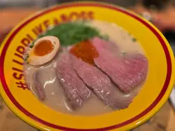 香港拉熱潮開始下來,但呢碗牛排拉麵有啲失望。牛肉切法唔同一般,咬落有啲韌,湯底都係普普通通,未必會再encore。